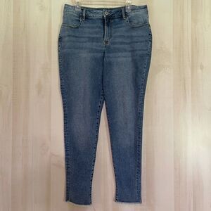 Maurices high rise frayed‎ hem jeans, size xl reg